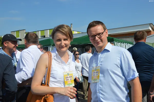 Зліва направо: Барбара Смерковська (експерт з сертифікації агропромислової продукції) та Ярослав Куява (співпрацює з групою компаній «Вілія» майже шість років, купує  зерно пшениці, кукурудзи, рапс і переробляє його на своєму заводі у Польщі)