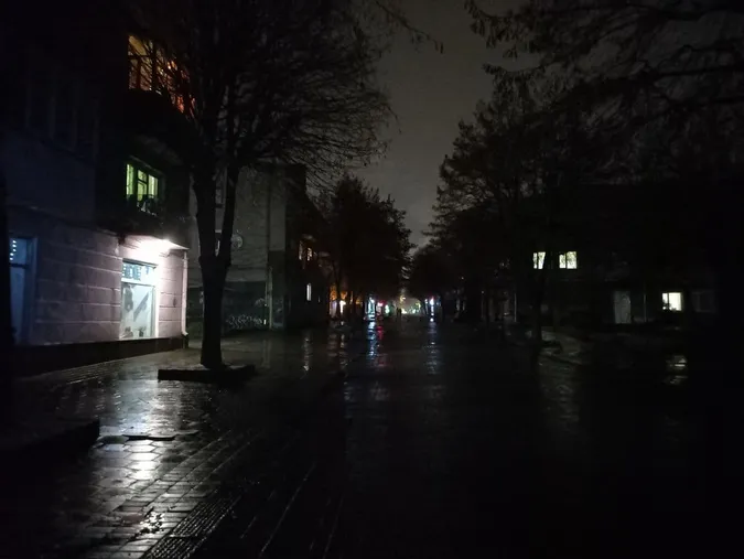 На вулиці Лесі Українки посеред Різдва згасли всі святкові ілюмінації (фото)