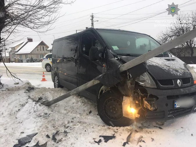 На Волині водій «поцілувався» з світлофором