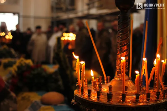 Зі сльозами та на колінах: Луцьк попрощався з трьома своїми Героями (фото, відео)