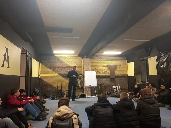 У Луцьку цивільних вчать рятувати людей та стріляти з РПГ (фото)