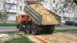 Депутат Луцькради подарував мешканцям району ЛПЗ саджанці, фарбу і пісок