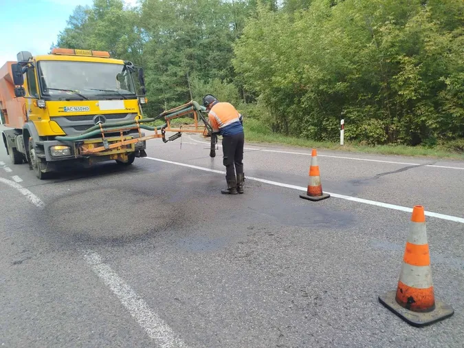На Волині ремонтують трасу М-07 Київ – Ковель – Ягодин: латають ями та оновлюють розмітку (фото)