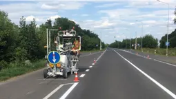 На волинських дорогах наносять розмітку (фото)
