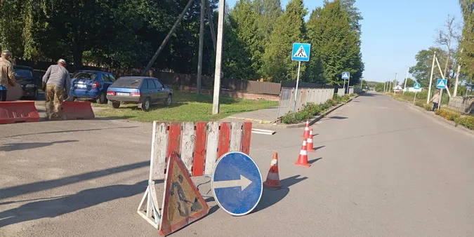 У Колках перед школою оновлюють дорожню розмітку: водіїв просять оминати ділянку