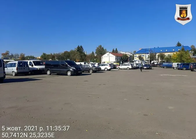 У Луцьку з території «Старого» ринку демонтують контейнери (фото, відео)