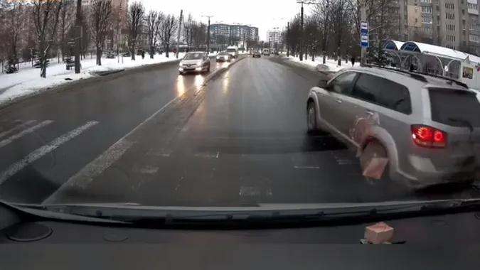 У Луцьку «спіхун» на джипі ледь не збив жінку з дітьми на переході (відео)