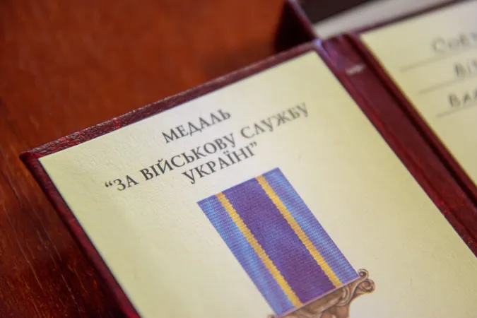 Рідним загиблих бійців з Луцька передали їхні нагороди (фото)