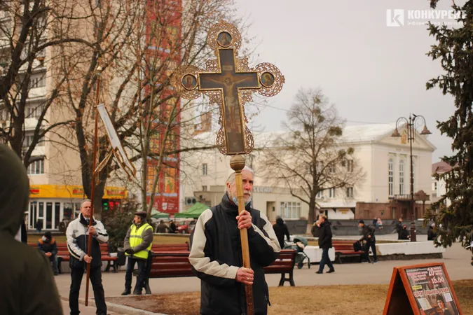 Квіти та сотні людей: у Луцьку вшанували пам'ять героїв Небесної Сотні (фото, відео)