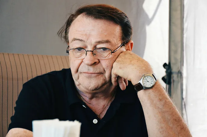 Довга, дивна  та необрізана історія про гомосексуаліста, який «зав'язав»