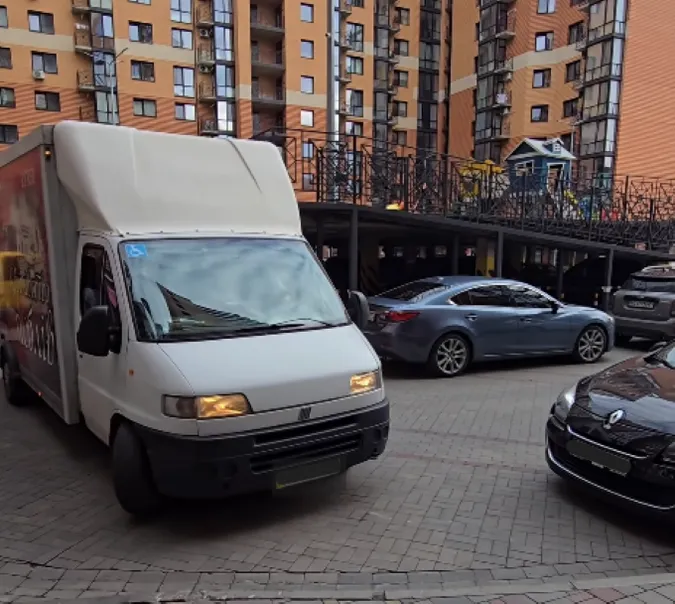 У ЖК «Яровиця» в Луцьку – транспортний колапс: авто блокують двір і проїзд спецслужб (відео)