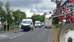 На Волині бус протаранив трактор – постраждав 60-річний пасажир (фото, відео)