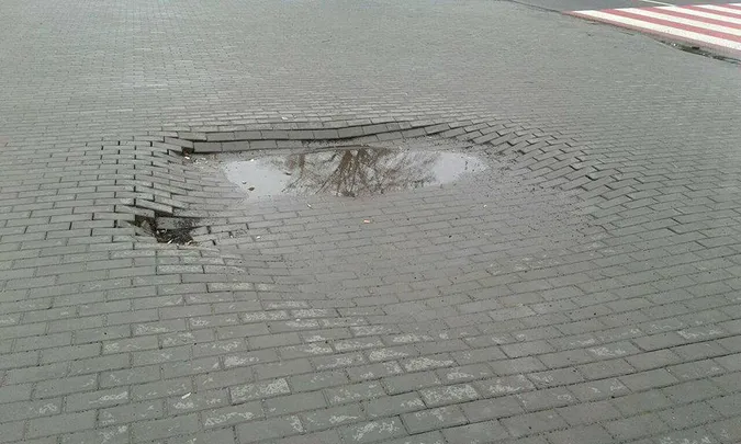 У Луцьку біля «Авангарду» відновлюють бруківку (фото)