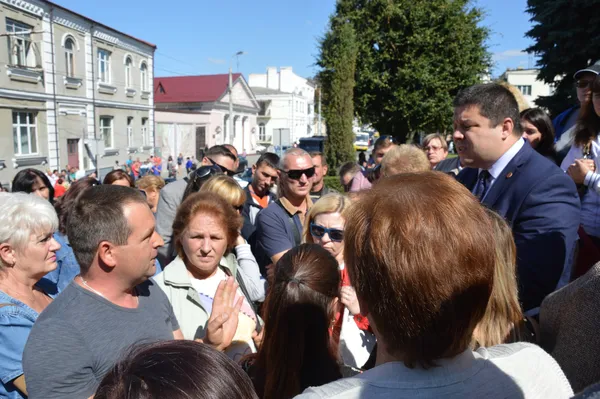 Лучани перекрили дорогу та заблокували міську раду (фото)