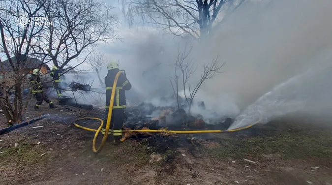 Поблизу Луцька через спалювання сміття згорів сарай і ледве не спалахнув будинок (фото)