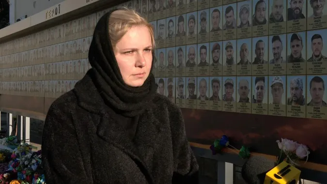 У Луцьку дружина загиблого бійця подарувала бібліотеці серію книг на 35 тисяч (відео)