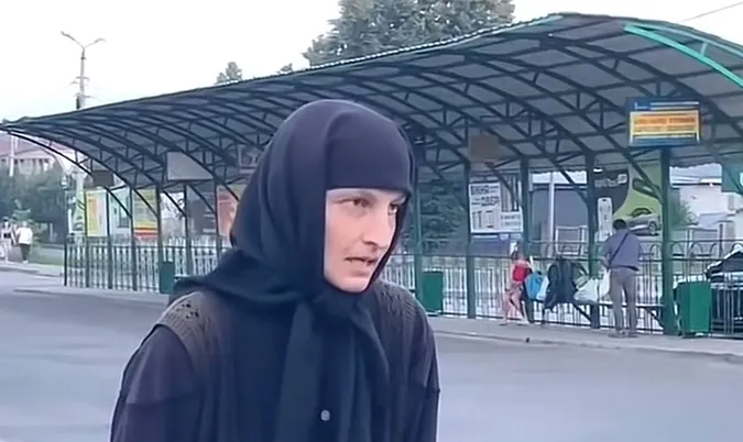 Ти деб*іл і маєш ввезти мене безкоштовно: у Дубно монахиня «накинулася» на таксиста (відео)
