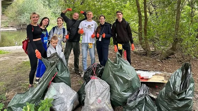 У Луцьку волонтери лише під одним мостом зібрали десять мішків сміття