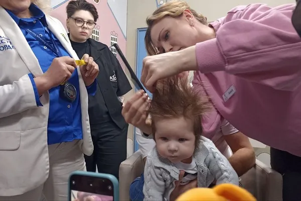 Малюк з Житомирщини народився з довжелезним волоссям (відео)