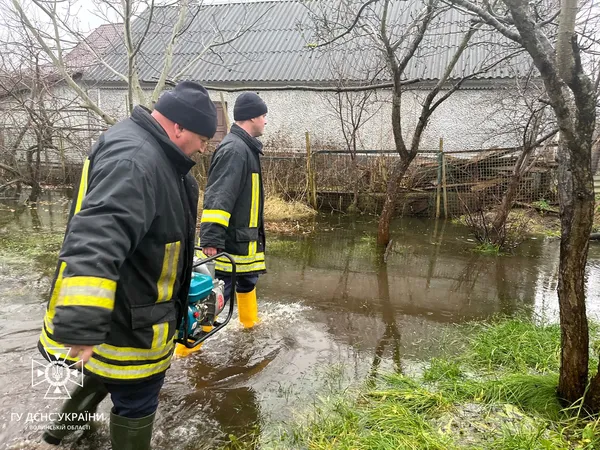 У Володимирі рятувальники відкачують воду з присадибних ділянок (фото)