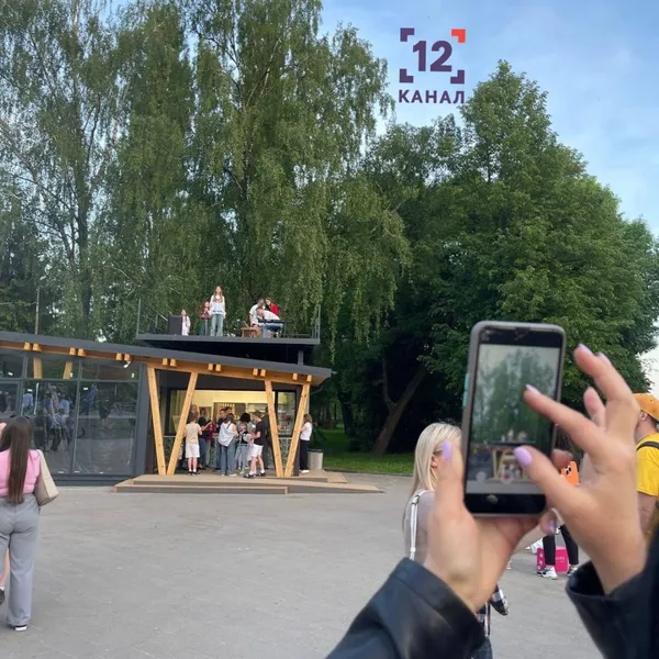 У центрі Луцька відкрили кафе зі сценою на даху (фото)