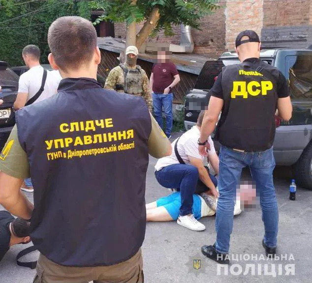 У Дніпрі волонтер торгував гуманітарними бронежилетами (фото)