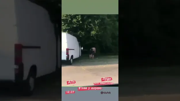 У Луцьку бус протаранив дерево (фото, відео)