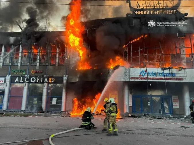 росія вдарила по Дніпру: знищено ТРЦ, є поранені (фото)