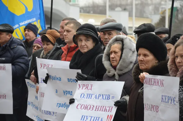 «Ми посадимо їх на нари» , - лучани вимагають відставки уряду Яценюка