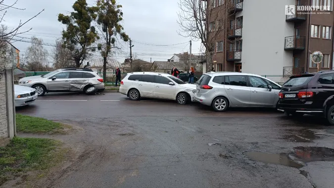 Вирване колесо й уламки на дорозі: у Луцьку – подвійна ДТП (фото)