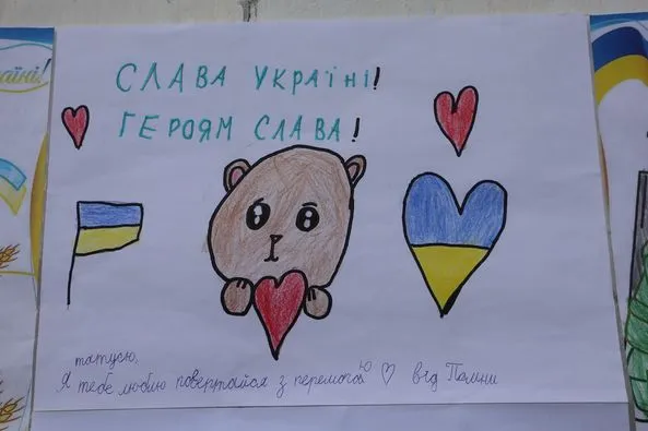 Підрозділами Волинської бригади тероборони мандрує виставка дитячих малюнків (фото)