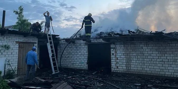 На Волині дві години гасили палаючу споруду (фото)