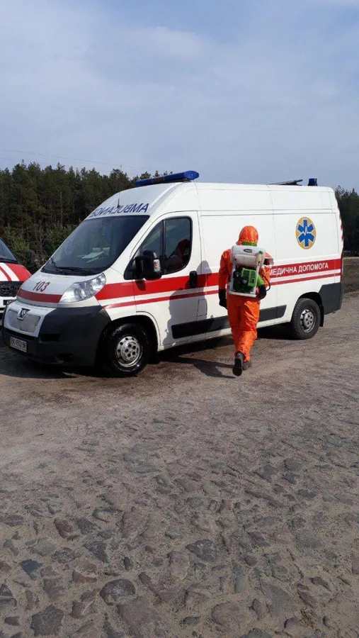 На Рівненщині на в’їзді в місто атомників дезінфікують автомобілі (фото)