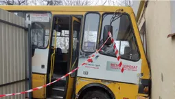 У Луцьку маршрутка в'їхала в будинок: водія без свідомості забрала «швидка» (фото)