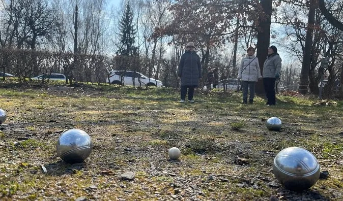 Розвиває координацію та уважність: у Луцьку діє петанк клуб для пенсіонерів (відео)