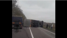 На волинській трасі перекинулася вантажівка (відео)