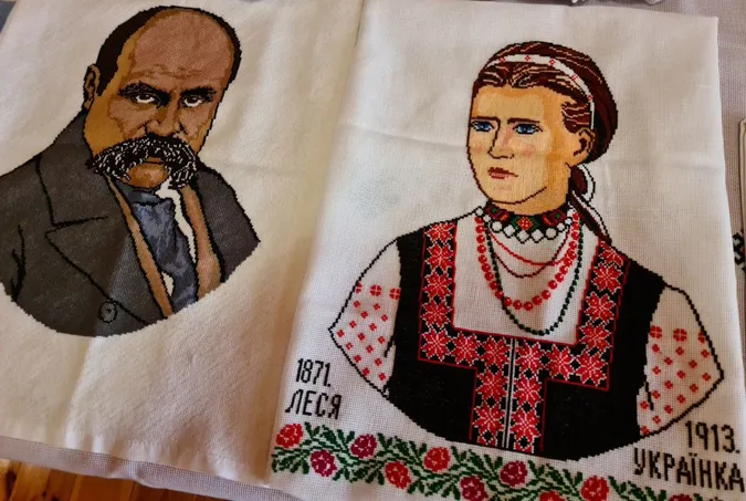 Вишивальниця зі Звірова копіює давні орнаменти з вишиванок, яким кілька століть (фото)