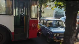 «Жигулі» підрізали тролейбус: у Луцьку – затор на Ковельській (фото)