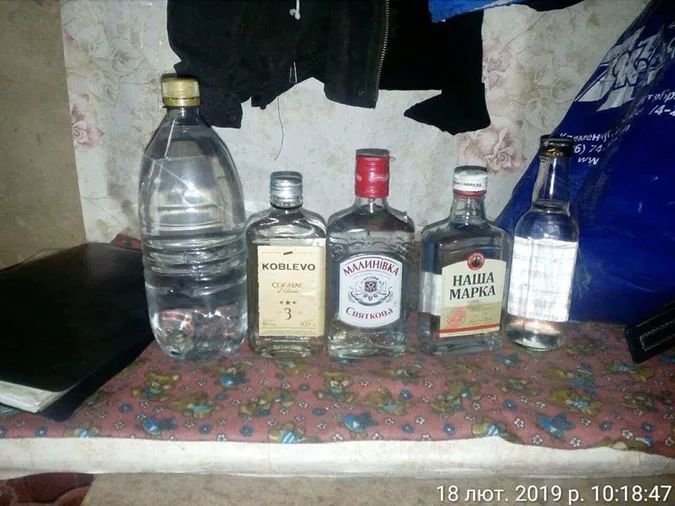 У Луцьку накрили алкогольну «точку»: обмінювали порожні пляшки на повні (фото)