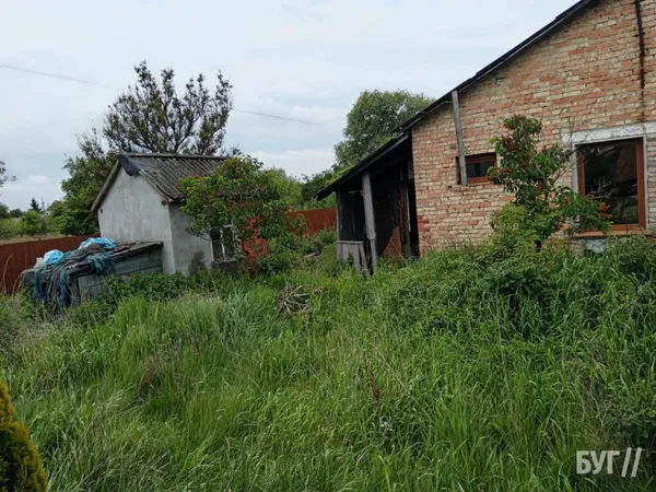Руїна, холод і грибок: у місті на Волині занедбана квартира отруює життя сусідів (фото)