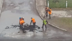 Як луцькі комунальники  асфальтом калюжі латали. ВІДЕО