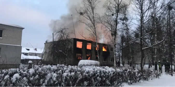 У селищі на Волині горить багатоквартирний будинок (фото)
