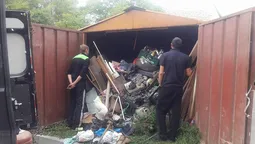 Меблі, гори одягу і сміття: що знаходять у незаконних гаражах Луцька (фото) 