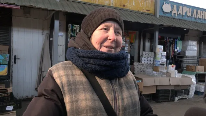 Мороз не зупиняє: як продавці на ринку у Луцьку працюють у холодну погоду (відео)