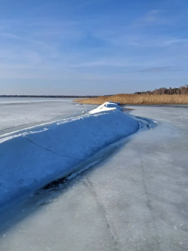 Крига, сонце і весна: Світязь огорнули перші теплі промені (фото)
