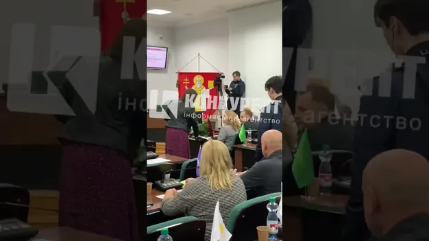 Луцькій чиновниці подарували букет після скандалу із закупівлею квітів втридорога (відео)