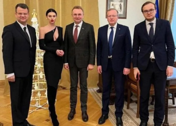 Сукню скандальної помічниці заступника міністра продали на аукціоні за тисячу доларів (відео)