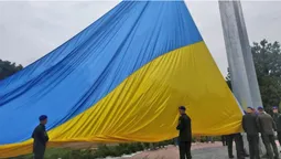 У Луцьку нацгвардійці тренувалися підіймати найбільший стяг Волині (відео)