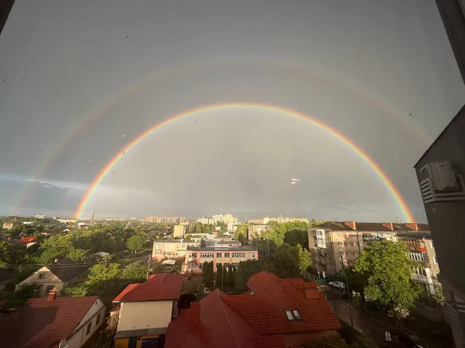 Над Луцьком після зливи засяяла подвійна веселка (фото)