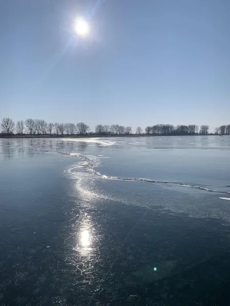 Ніби тане льодовик: на Світязі скресла крига (фото)